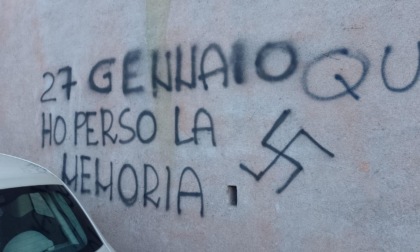 ROMA: SVASTICA VICINO AL MONUMENTO ALLA MEMORIA