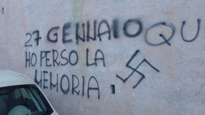 ROMA: SVASTICA VICINO AL MONUMENTO ALLA MEMORIA