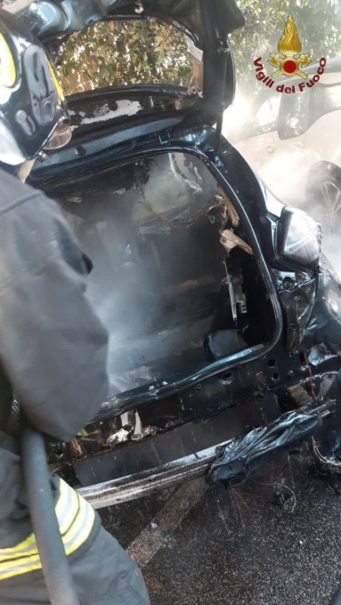 ROMA: AUTO IN FIAMME IN PIAZZA DEL POPOLO