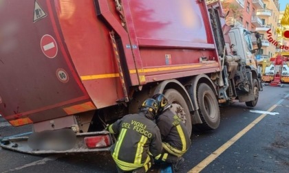 ROMA: CAMION DELL'AMA SPROFONDA IN UNA VORAGINE