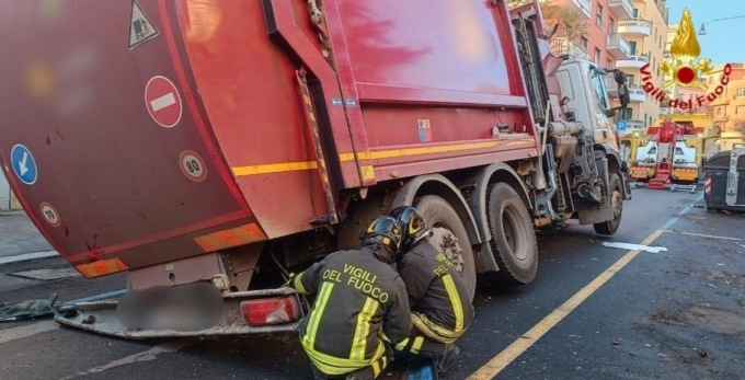 ROMA: CAMION DELL’AMA SPROFONDA IN UNA VORAGINE
