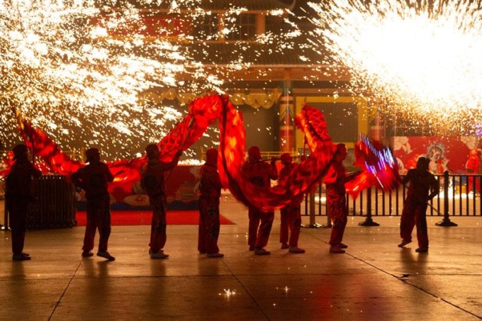 CINA: ABBAGLIANTE DANZA DEL DRAGO DI FUOCO A CHONGQING