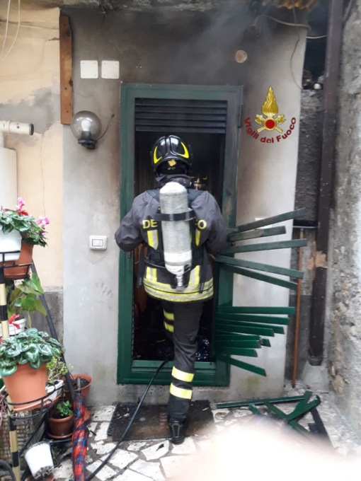 TIVOLI: INCENDIO IN UN APPARTAMENTO, SALVATA COPPIA DI ANZIANI