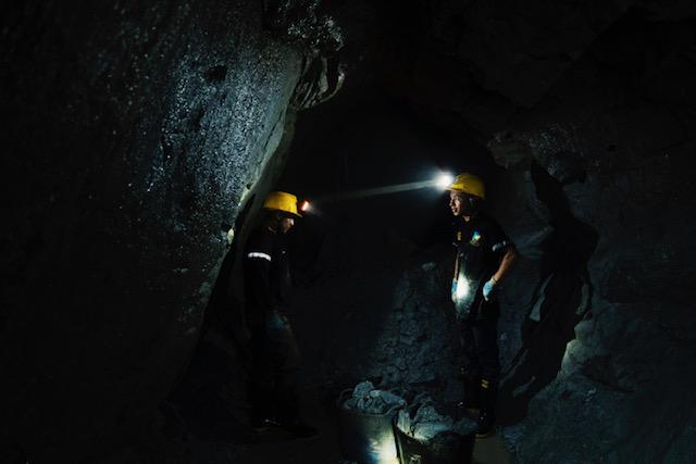 Colombia: le condizioni di lavoro nelle miniere d’oro negli scatti di Guindani per Banca Generali