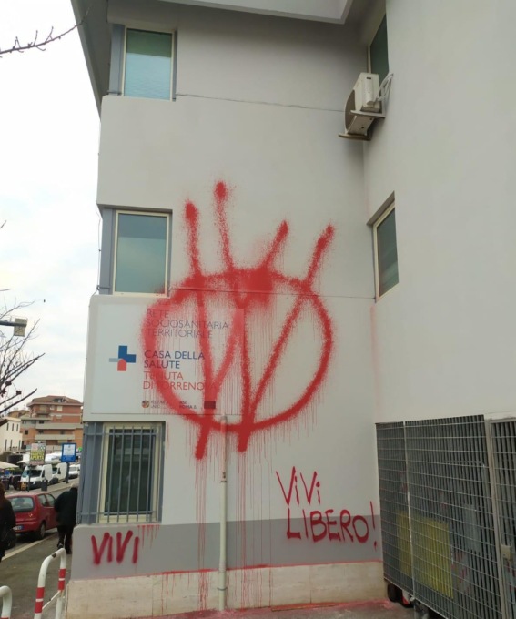ROMA: NO VAX IMBRATTANO LA CASA DELLA SALUTE A TENETA DI TORRENOVA
