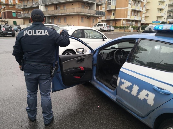 ANZIO: PICCHIA LA MOGLIE CON UN BASTONE IN STRADA