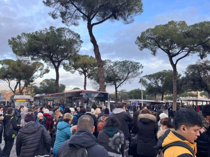 ROMA: GUASTO METRO A, CAOS E ASSALTO AI BUS NAVETTA