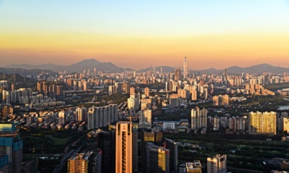 CINA: VLOGGER POLACCO ESPLORA UN PARCO DEI TALENTI A SHENZHEN