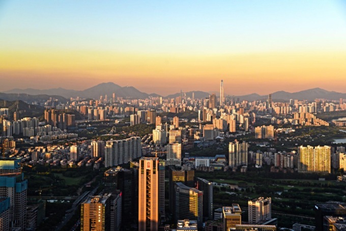 CINA: VLOGGER POLACCO ESPLORA UN PARCO DEI TALENTI A SHENZHEN