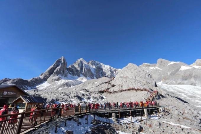 CINA: TRENO DEL TURISMO INVERNALE COLLEGA STAZIONI SCIISTICHE DELLO XINJIANG