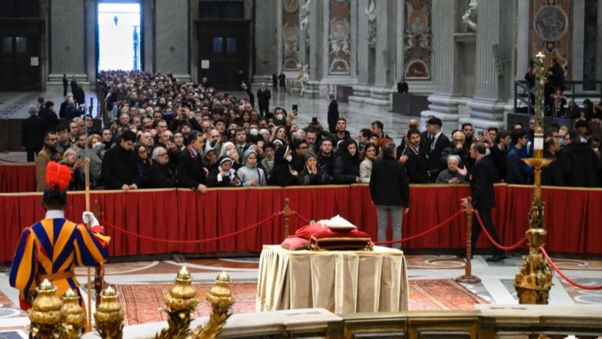 CITTA’ DEL VATICANO: IN 65MILA PER IL SALUTO AL PAPA EMERITO