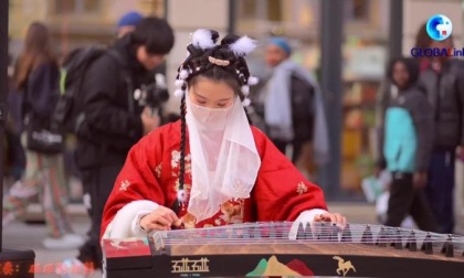 ESIBIZIONE DI GUZHENG PER L'ARRIVO DELLA FESTA DI PRIMAVERA IN FRANCIA