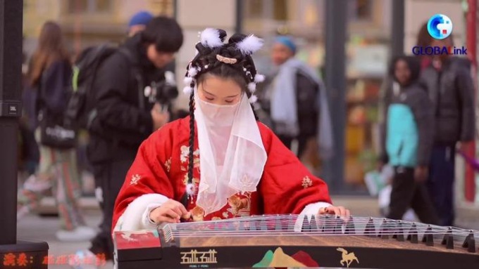 ESIBIZIONE DI GUZHENG PER L’ARRIVO DELLA FESTA DI PRIMAVERA IN FRANCIA