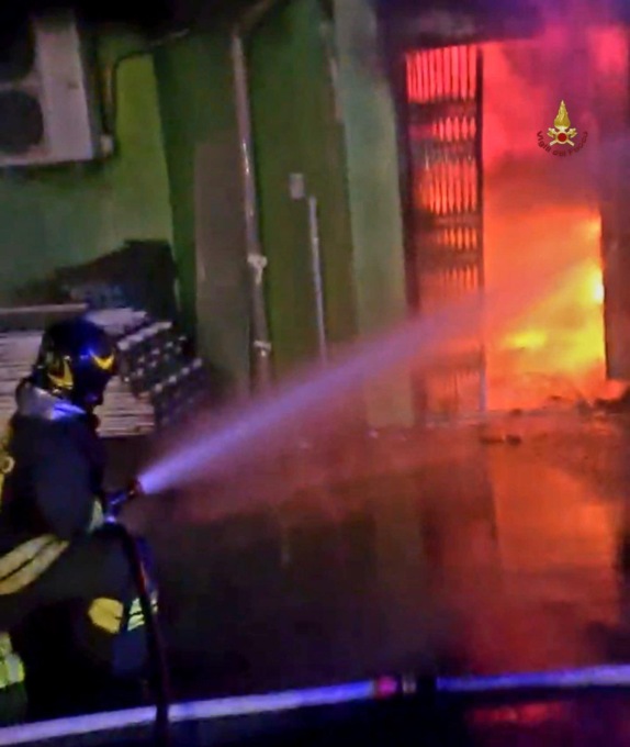 ROMA: CASTEL ROMANO, FIAMME NELLO STORE “ORIZZONTE”