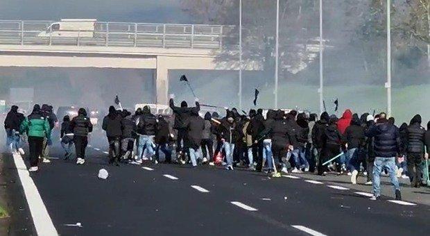 CALCIO: NIENTE TRASFERTE PER I TIFOSI DI ROMA E NAPOLI