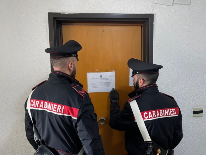 ROMA: SEQUESTRATO ALLOGGIO POPOLARE OCCUPATO ABUSIVAMENTE, DENUNCIATI PADRE E FIGLIA