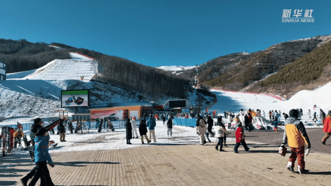 Cina: stazione sciistica Genting, sfida tra dilettanti e professionisti