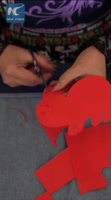 Cina: nuovo anno cinese, come tagliare un coniglio di carta