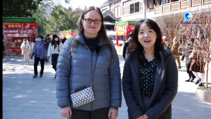 Expat finlandese visita fiera dei fiori della Festa di primavera