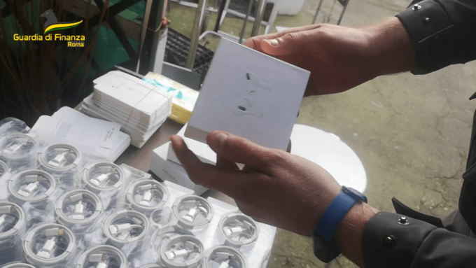 ROMA: TELEFONIA, MAXI SEQUESTRO DI ARTICOLI CONTRAFFATTI
