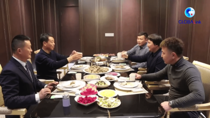 Cina: incontro speciale di amici online cinesi e kazaki nello Xinjiang