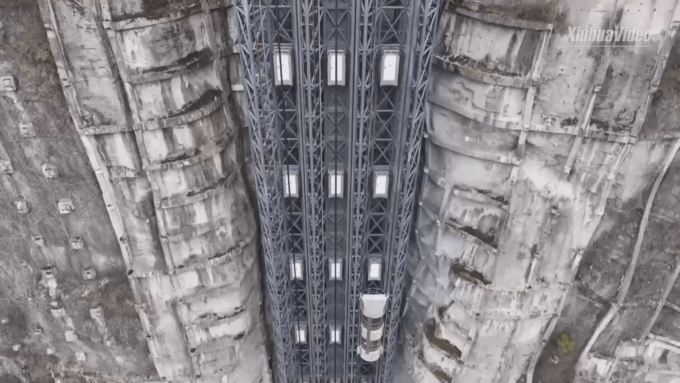 Cina: ascensori su una scogliera offrono un’esperienza futuristica