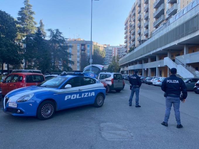 ROMA: CONTROLLI DELLA POLIZIA A SAN BASILIO