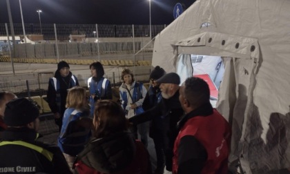 ROMA: NAVE EMERGENCY ATTRACCA AL PORTO DI CIVITAVECCHIA, SBARCATI I MIGRANTI