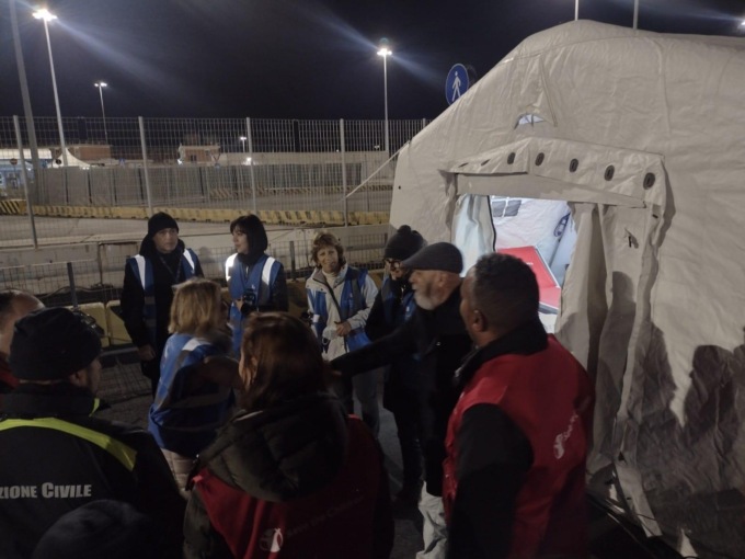 ROMA: NAVE EMERGENCY ATTRACCA AL PORTO DI CIVITAVECCHIA, SBARCATI I MIGRANTI