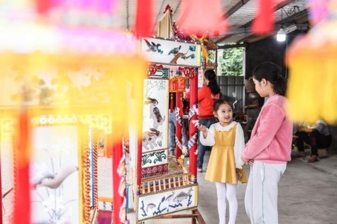 ABITANTI DELL’HAINAN ACCOLGONO LA FESTA DELLE LANTERNE