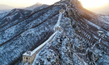 Viste mozzafiato della Grande Muraglia innevata a Pechino