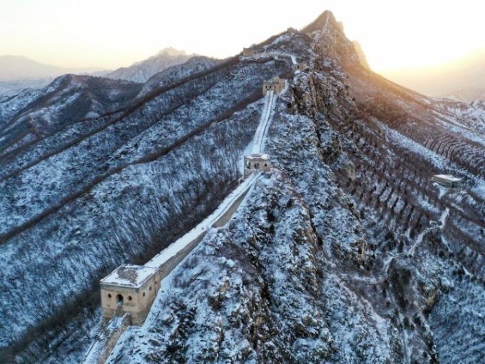 Viste mozzafiato della Grande Muraglia innevata a Pechino