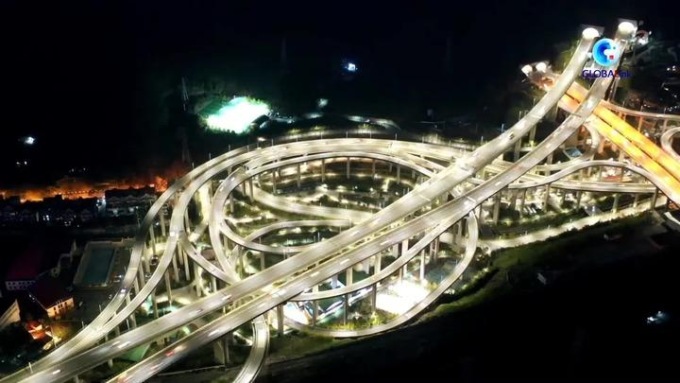 <strong>SVINCOLO SIMILE A UN OTTOVOLANTE IN CINA SUD-OCCIDENTALE</strong>
