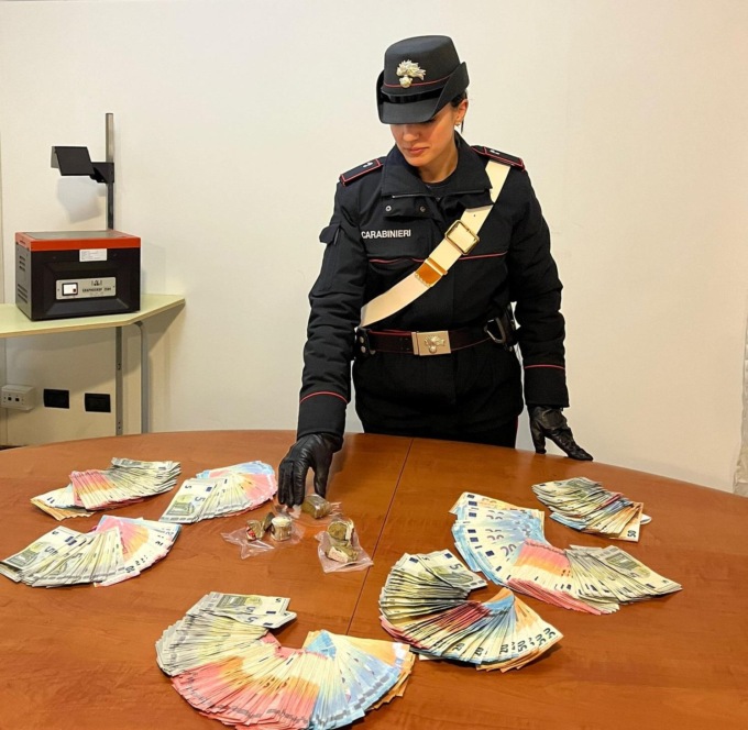 ARDEA: DROGA E DENARO IN CASA, ARRESTATA COPPIA DI 20ENNI