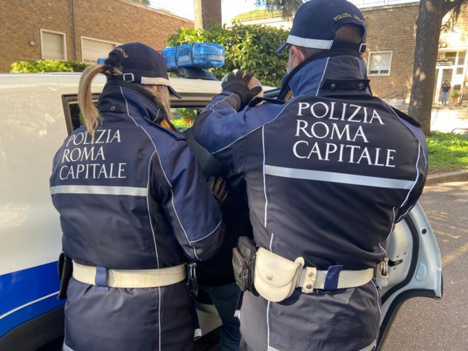 ROMA: ENTRA IN UN APPARTAMENTO ARMATO DI COLTELLO, ARRESTATO