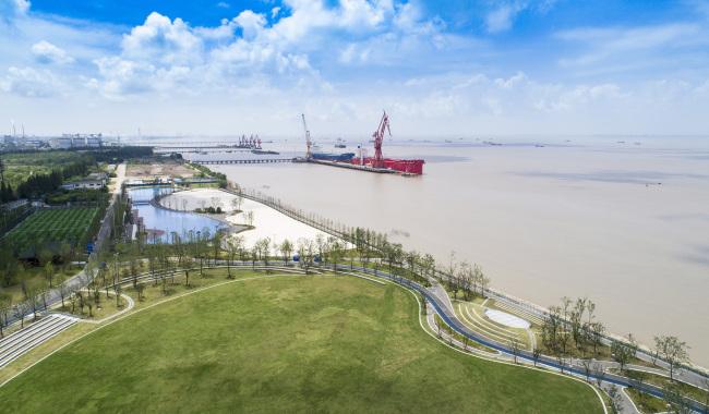 Cina: passanti salvano conducente di un’auto finita in un fiume