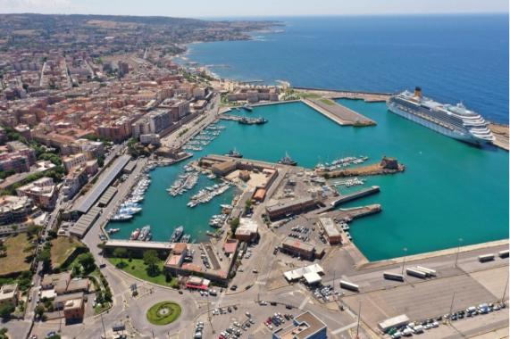 Violenze sessuali a scuola, ai domiciliari un prof di Frosinone: choc a Civitavecchia