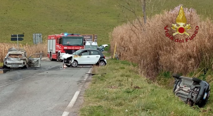 MONTEROTONDO: AUTO IN FIAMME DOPO L’INCIDENTE, DUE FERITI