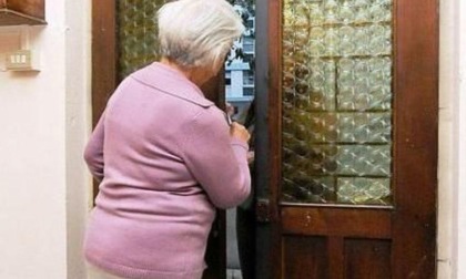 ROMA: TRUFFANO UN’ANZIANA, ARRESTATI