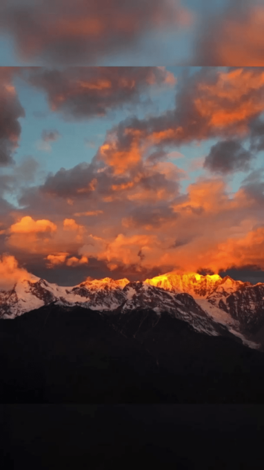 Cina: alba dorata e nuvole colorate sopra il monte Meili innevato