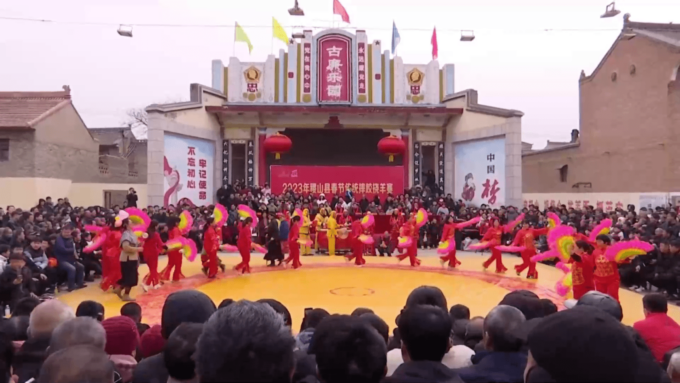 Cina: Naoyang, un tipo di wrestling tradizionale con pecore in premio