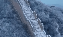 Vista aerea della Grande Muraglia di Jinshanling innevata