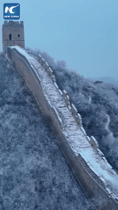 Vista aerea della Grande Muraglia di Jinshanling innevata
