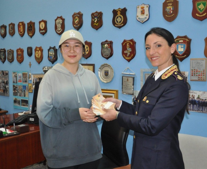 LATINA: SETTANTENNE TROVA PORTAFOGLI CON 1.850 EURO, LA POLIZIA LO RESTITUISCE AD UNA STUDENTESSA CINESE