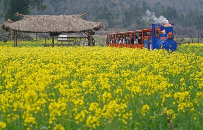 <strong>CINA: TURISTI AMMIRANO PANORAMA PRIMAVERILE NELLO JIANGXI</strong>