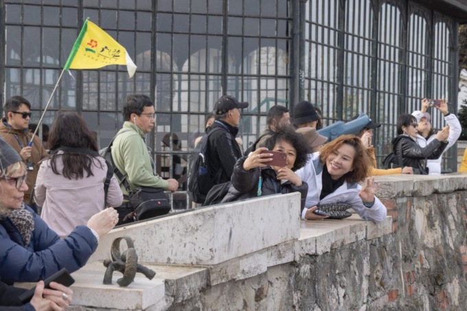 Ungheria: turisti cinesi scattano foto alla Collina del Castello