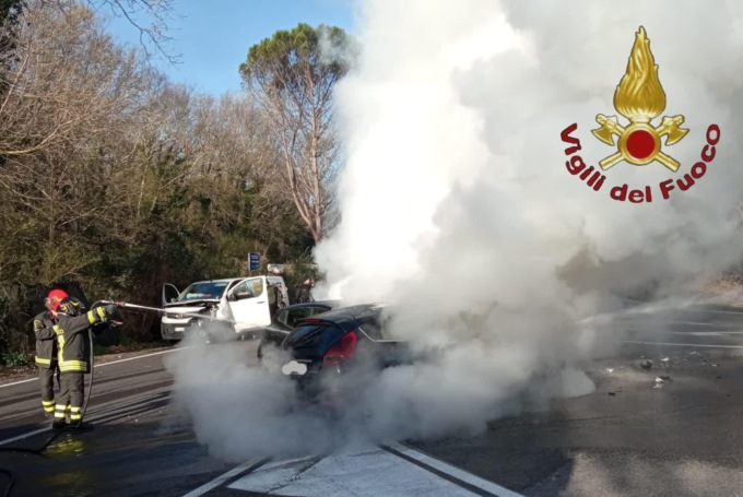 MENTANA: INCIDENTE SULLA PALOMBARESE, AUTO PRENDE FUOCO