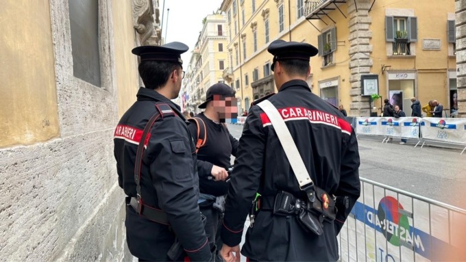 ROMA: FURTI AI TURISTI TRA I TAVOLI DEI BAR E DEI RISTORANTI IN CENTRO, 4 ARRESTI