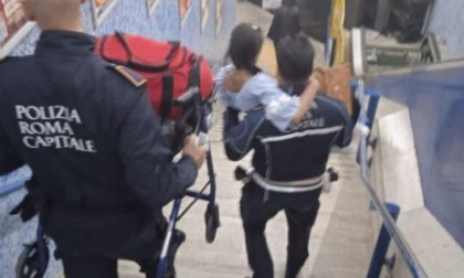 ROMA: SCALE MOBILI GUASTE, TURISTA DISABILE ACCOMPAGNATA IN BRACCIO DAI VIGILI DELLA POLIZIA LOCALE