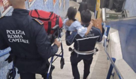 ROMA: SCALE MOBILI GUASTE, TURISTA DISABILE ACCOMPAGNATA IN BRACCIO DAI VIGILI DELLA POLIZIA LOCALE